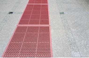 Home 1 Imagem de como deve ser um Piso Antiderrapante - LR Polimentos