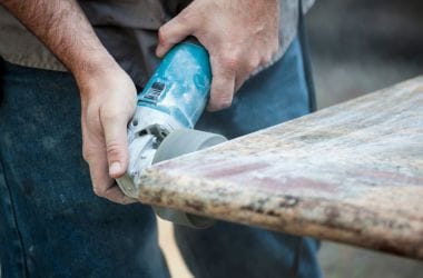 Home 5 Imagem de Homem polindo granito - Polimento de Granito - LR Polimentos